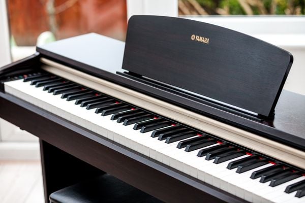 Yamaha YDP 151 có phím chuẩn Graded Hammer